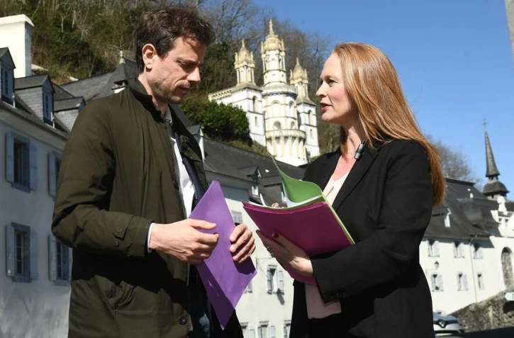Les deux corapporteurs de la commission d’enquête parlementaire, Paul Vannier et Violettes Spillebout, en visite dans les locaux de l'ex-Notre-Dame-de-Bétharram, le 18 mars 2025. AFP/Gaizka Iroz