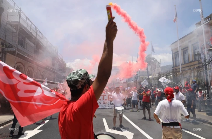 manifestation devant le petit marché jeudi 5 décembre