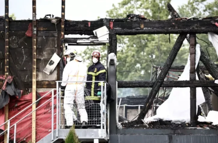 Des pompiers sur les lieux d'un incendie qui a fait 11 morts à Witzenheim dans le Haut-Rhin, le 9 août 2023 ( AFP / Sebastien BOZON )