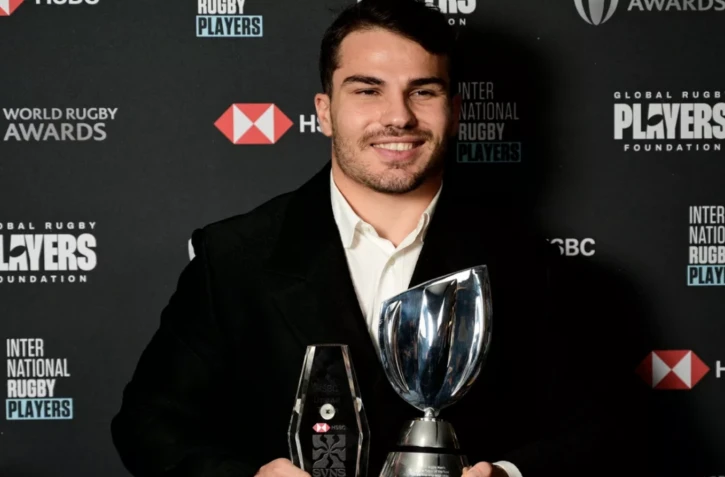 Antoine Dupont ce dimanche soir lors du gala de World Rugby à Monaco. FREDERIC DIDES / AFP 
