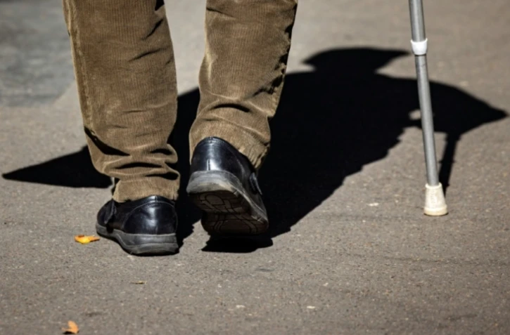 Quelque 750.000 seniors, en situation de "mort sociale", ne rencontrent quasiment jamais personne ( AFP / JOEL SAGET )