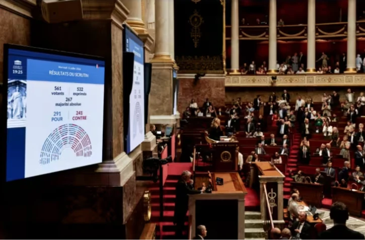 Un écran affiche le résultat du vote sur la loi relative à l'aide active à mourir, à l'Assemblée nationale, le 15 juillet 2026 à Paris ( AFP / STEPHANE DE SAKUTIN )