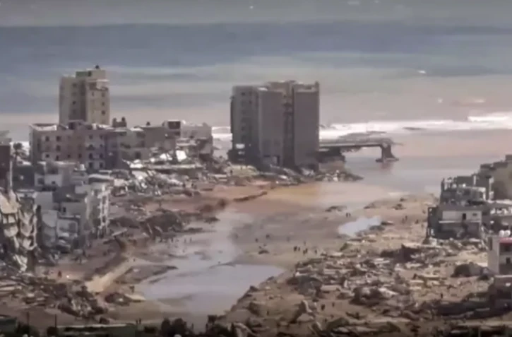 Capture d'images diffusées sur les réseaux sociaux par la chaîne de télévision libyenne al-Masar, le 13 septembre 2023, montrant une vue aérienne des dégâts occasionnés par des inondations à Derna, dans l’est de la Libye ( Al-Masar TV / - )