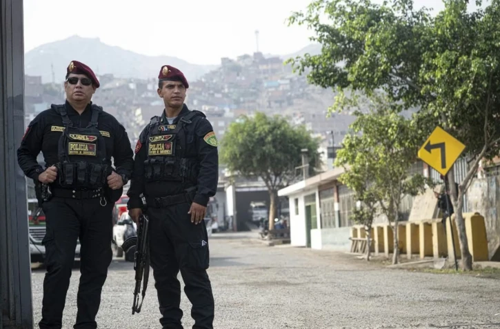 Des policiers à San Juan de Lurigancho, en périphérie de Lima (Pérou), le 8 avril 2026. (ERNESTO BENAVIDES / AFP)