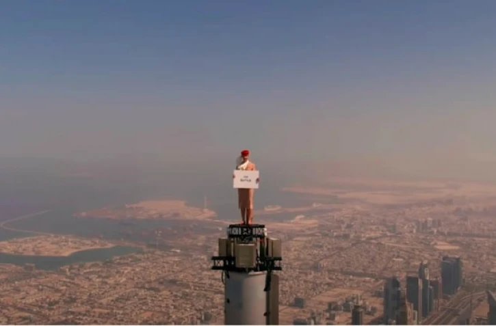 Emirates hôtesse de l'air publicité 