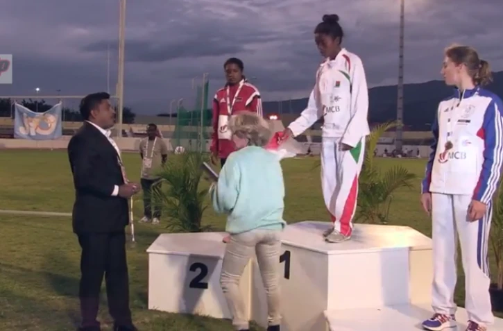 Drapeau retiré du podium