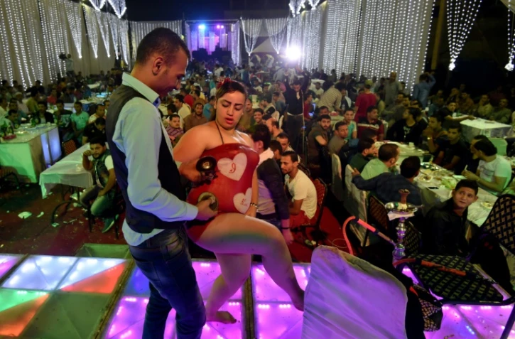 Une danseuse du ventre sur scène lors d'un mariage au nord du Caire