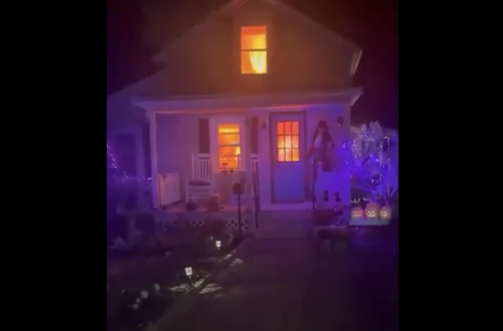 Percuté par une baleine, 900.000 euros jetés par hélicoptère, un faux incendie et un accident qui détonne