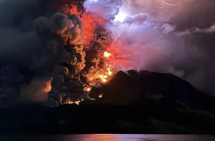 Éruption spectaculaire d’un volcan en Indonésie : des milliers d'habitants évacués [?]