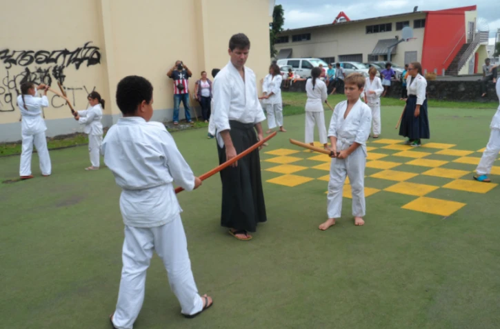 Des enfants s'entraînent à l'Aikido