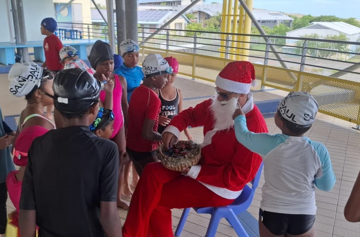 Saint-Paul : Noël fait briller les sourires à l’école de Plateau Caillou