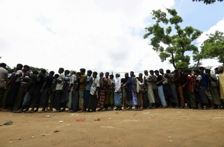 Des réfugiés rohingyas font la queue pour recevoir de l'aide humanitaire dans la ville de Ukhia, au Bangladesh, le 15 septembre 2017.