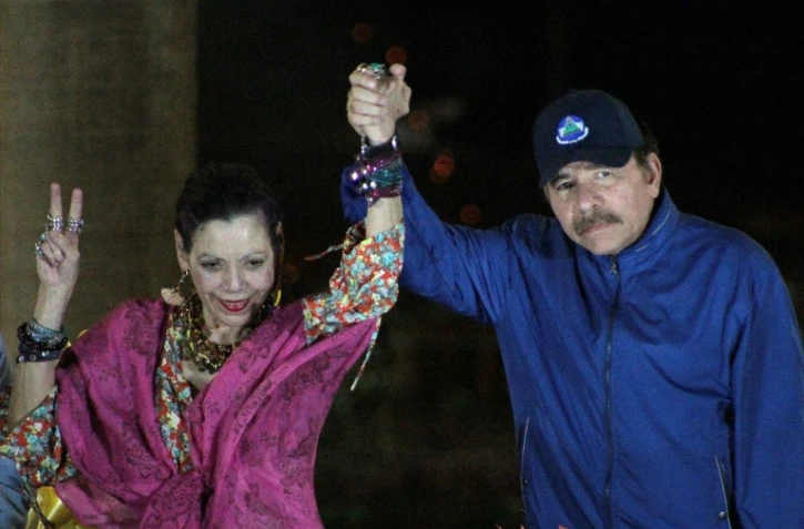 Le président du Nicaragua Daniel Ortega (d) et son épouse, la vice-présidente Rosario Murillo, à Managua, le 21 mars 2019