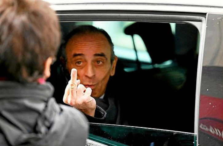 La visite chahutée de Zemmour à Marseille se termine par un échange de doigts d'honneur. 