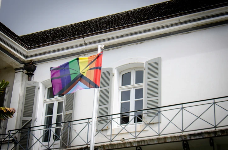 Un pavillon LGBTQIA+ à la préfecture