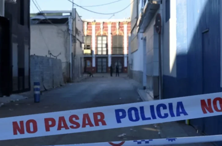 La police bloque l'accès d'une rue à Murcie, en Espagne, le 2 octobre 2023, après un incendie ayant fait au moins treize morts dans une discothèque ( AFP / JOSE JORDAN )