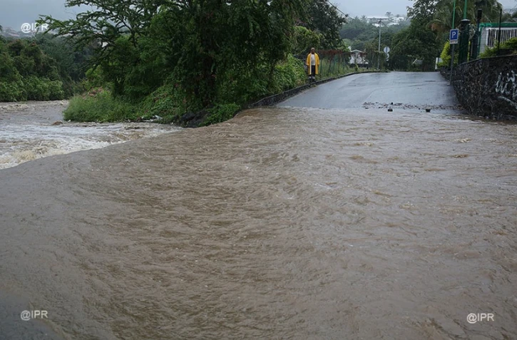 La route du Littoral basculée, l'Ouest touché par les inondations