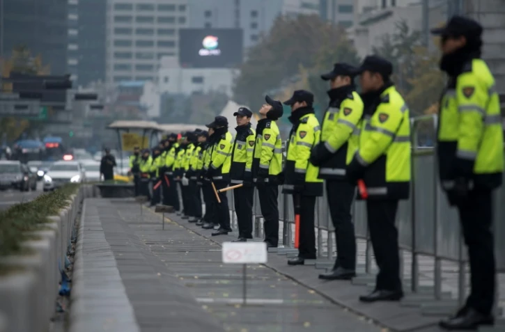 La police sud-coréenne le 7 novembre 2017 sur une route que va emprunter Donald Trump lors de sa visite dans le pays