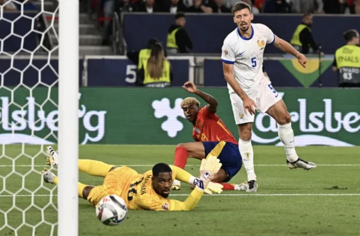 Lamine Yamal, encore sensationnel, a fait des misères aux Bleus, comme ici sur cette action où il trompe Clément Lenglet et Mike Maignan. © Thomas Kienzle /AFP