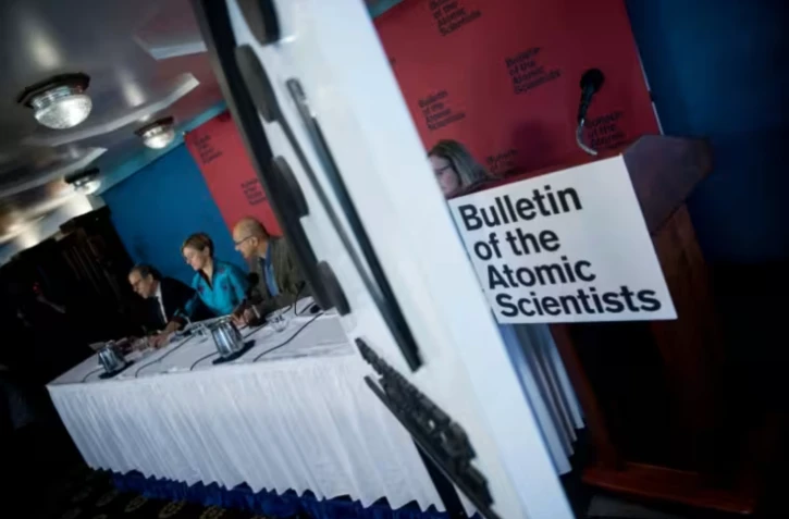 Des membres du Bulletin des scientifiques atomistes présentent l'horloge de l'apocalypse, le 25 janvier 2018 à Washington ( AFP / Brendan Smialowski )