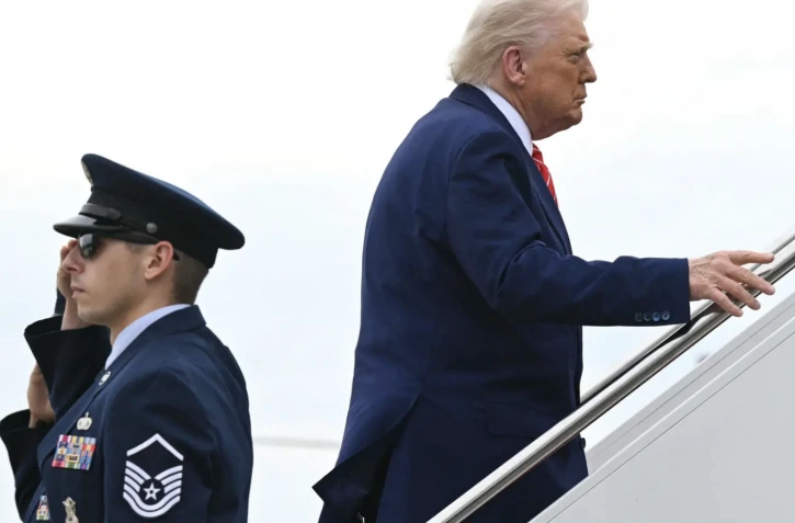 Donald Trump monte à bord de l’Air Force One à Joint Base Andrews avant un rassemblement à Pittsburgh, le 30 mai 2025.