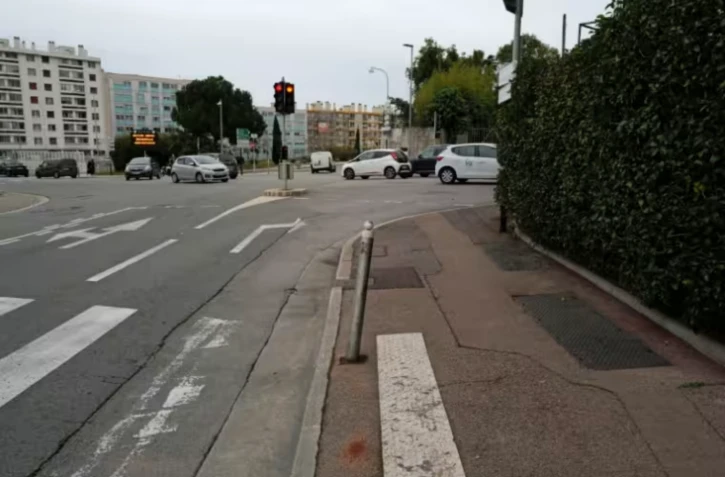 Un poteau endommagé par la voiture d'une femme assassinée alors qu'elle conduisait avec son bébé à Nice, le 22 janvier 2026 dans les Alpes-Maritimes ( AFP / Valery HACHE )