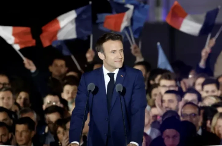 La réélection d'Emmanuel Macron saluée dans le monde