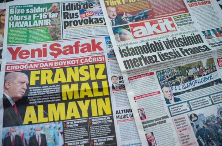 Les "Une" de journaux pro-gouvernement appelant au boycott des produits français, le 27 octobre 2020 à Istanbul, en Turquie