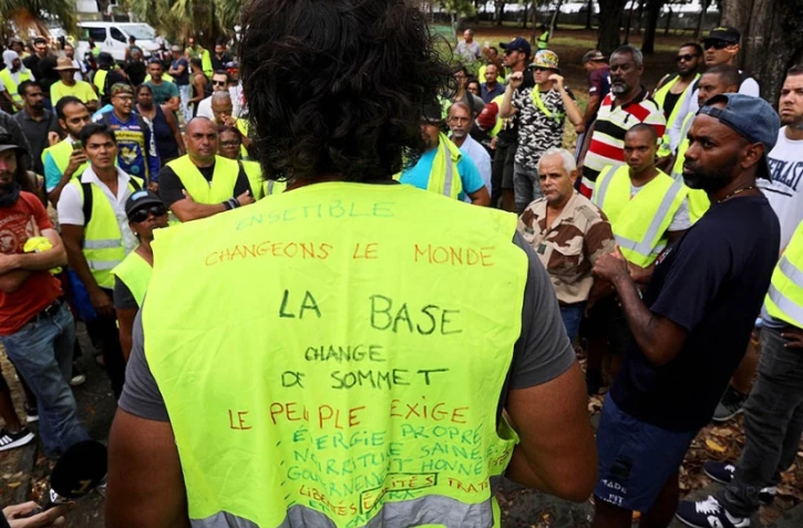 Des gilets jaunes dans le jardin de la Préfectur