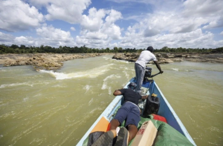 Près de la commune d'Apatou en Guyane, le 6 novembre 2024, les pirogues circulent très difficilement en raison de la baisse du fleuve Maroni provoquée par la sécheresse ( AFP / Ronan LIÉTAR )