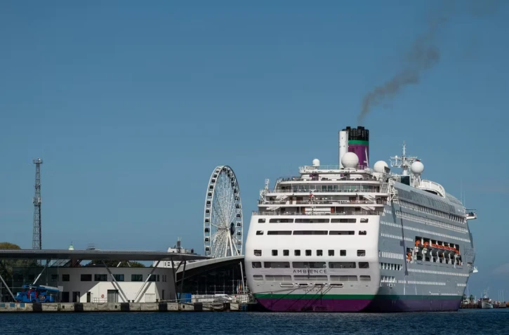 Un paquebot exploité par la compagnie Ambassador Cruise Line, à Rostock (Allemagne), le 4 septembre 2025. JOHN MACDOUGALL/AFP 