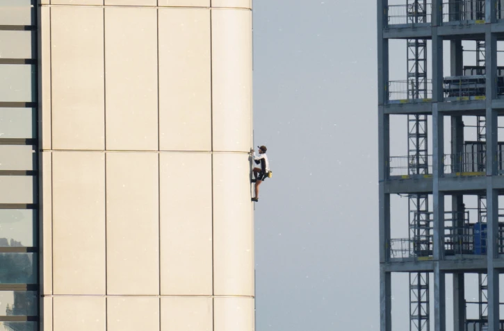 Le "Spider-Man" français gravi les 166 mètres de la Silver Tower de Francfort à mains nues