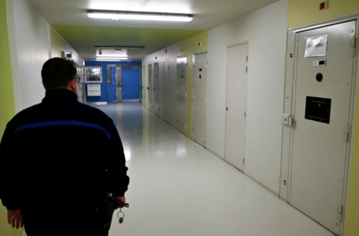 Un agent pénitentiaire dans les couloirs de la prison de Vendin-le-Vieil, le 10 avril 2025 ( AFP / FRANCOIS NASCIMBENI )