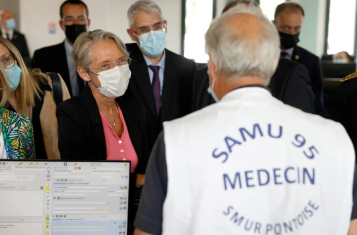 La Première ministre Elisabeth Borne rencontre un médecin lors d'une visite du  service hébergeant la hotline du Samu à l'hôpital René-Dubos de Pontoise, le 1er juillet 2022