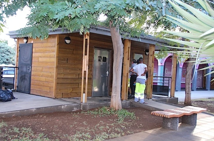Agrandissement toilettes publiques