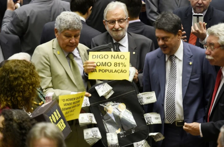 Des parlementaires de l'opposition brésilienne protestent bruyamment au sein même de l'hémicycle contre le président Michel Temer à Brasilia, le 2 août 2017