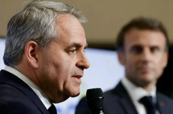 Le président des Hauts-de-France Xavier Bertrand (G) s'exprime à Dunkerque le 12 mai 2023, en présence du président Emmanuel Macron ( POOL / PASCAL ROSSIGNOL )