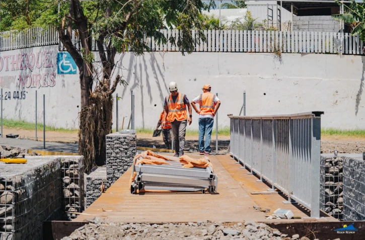 Saint-Gilles : pose d’une passerelle piétonne après la destruction totale du pont de la Ravine