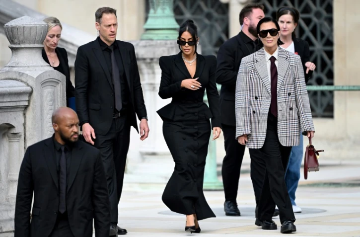 Kim Kardashian (C) sort du palais de justice de Paris après avoir témoigné au procès de son braquage, le 13 mars 2025