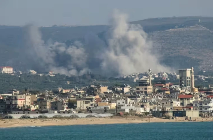 La fumée d'une frappe aérienne israélienne sur le village d'Al-Qlaileh, près de Tyr, le 10 juin 2026 dans le sud du Liban ( AFP / Kawnat HAJU )