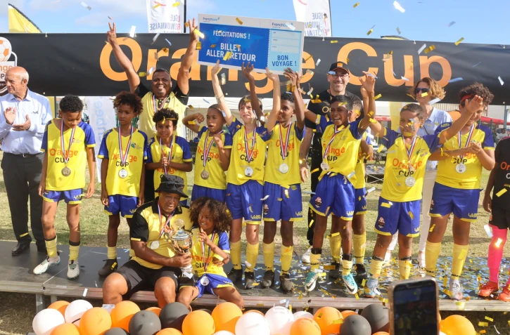 Orange Cup 2023 : l'équipe de l'AS Capricorne soulève le trophée