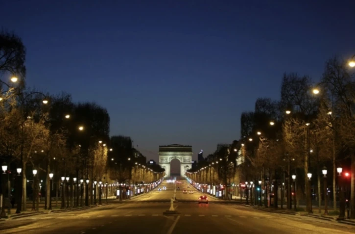 Des femmes, mères pour la plupart, décompressent grâce à de nouvelles soirées dansantes non mixtes comme au Raspoutine, près des Champs-Elysées à Paris ( AFP / Ludovic MARIN )