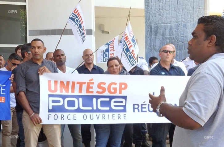 150 policiers manifestent devant malartic contre les violences 