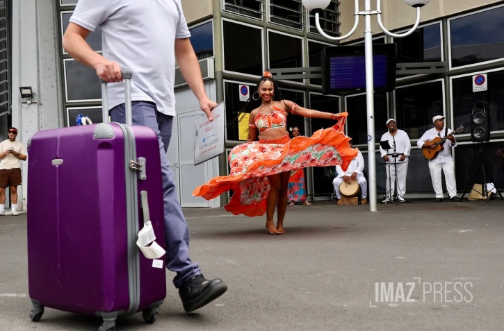 [Photos-Vidéo] Aéroport de La Réunion : les voyageurs accueillis au son du maloya à leur arrivée [?]