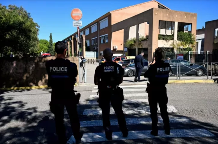 Des policiers devant le collège Joseph-Lakanal à Aubagne, le 12 octobre 2026 ( AFP / Miguel MEDINA )