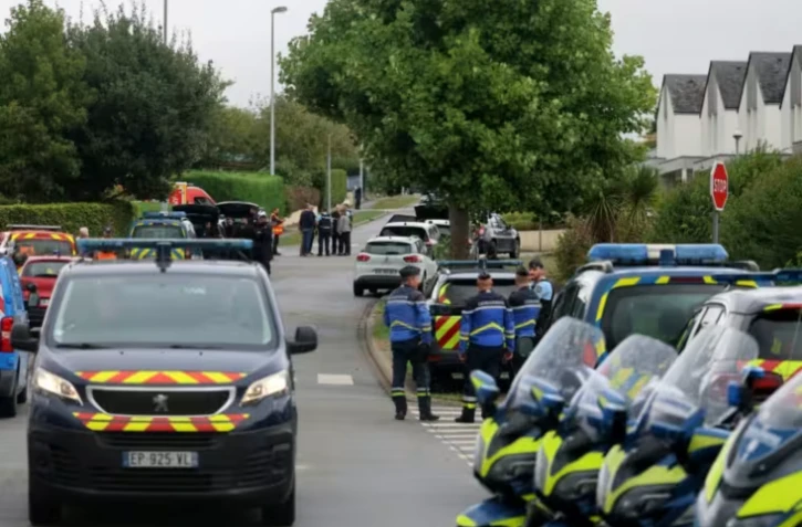 Les gendarmes bloquent la circulation à côté d'un immeuble où un homme, soupçonné d'avoir tué une femme, s'est barricadé, le 4 septembre 2026 à Plourin-lès-Morlaix, dans le Finistère ( AFP / Fred TANNEAU )