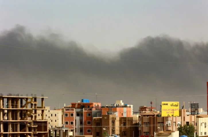 Des fumées noires s'élèvent au dessus de Khartoum, théâtre de combats depuis la veille, le 16 avril 2023