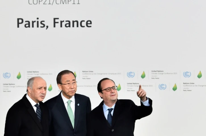 Le président de la COP21, Laurent Fabius (G) aux côtés du secrétaire général de l'ONU Ban Ki-moon et du président François Hollande le 30 novembre 2015 au Bourget