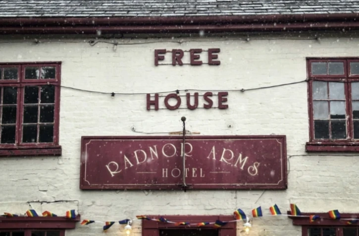 Photo de la façade du pub Radnor Arms, dans le village de New Radnor au Pays de Galles, le 6 juin 2025 ( AFP / Daniel MATTHEWS )