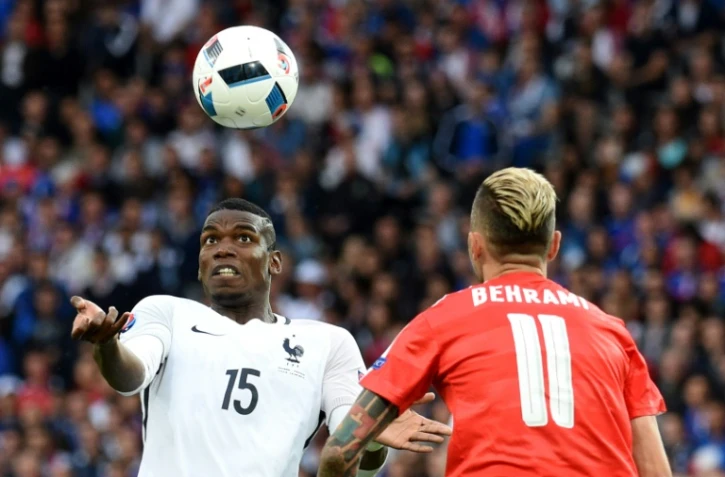 Le milieu de terrain français Paul Pogba face au Suisse Valon Behrami lors de l'Euro, le 19 juin 2016 à Lille